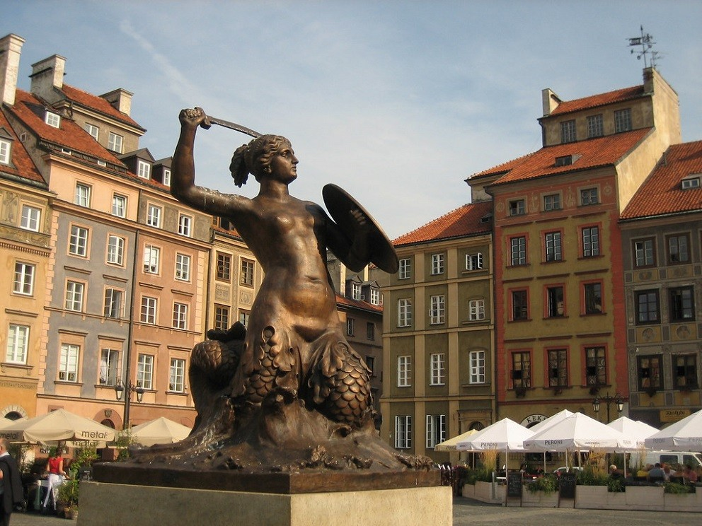 Warsaw old town statue at dusk